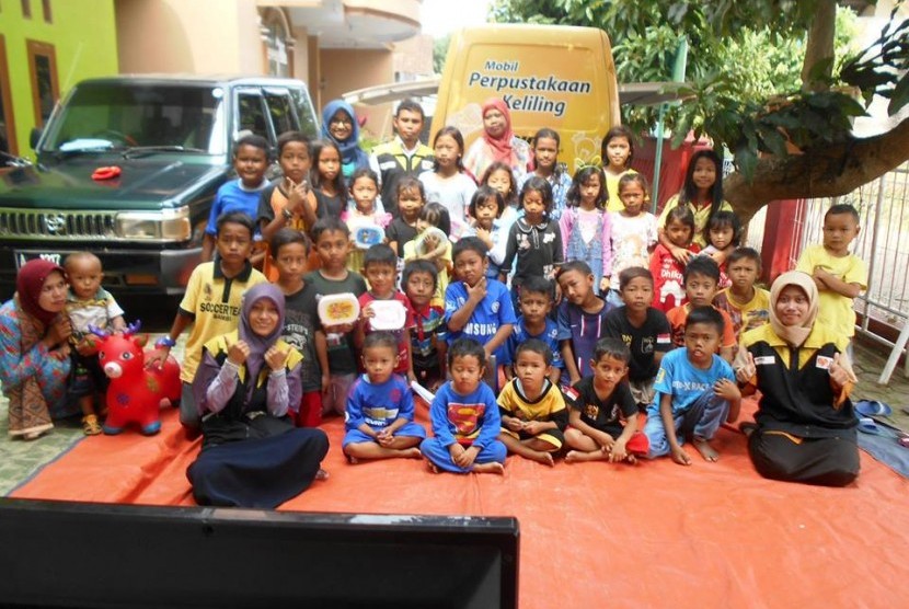 Mobil Juara saat mengunjungi anak-anak di TBM Roudlatu Sa’adah di Komplek Makmur Jaya, Kota Serang, Banten, Kamis (13/7). 