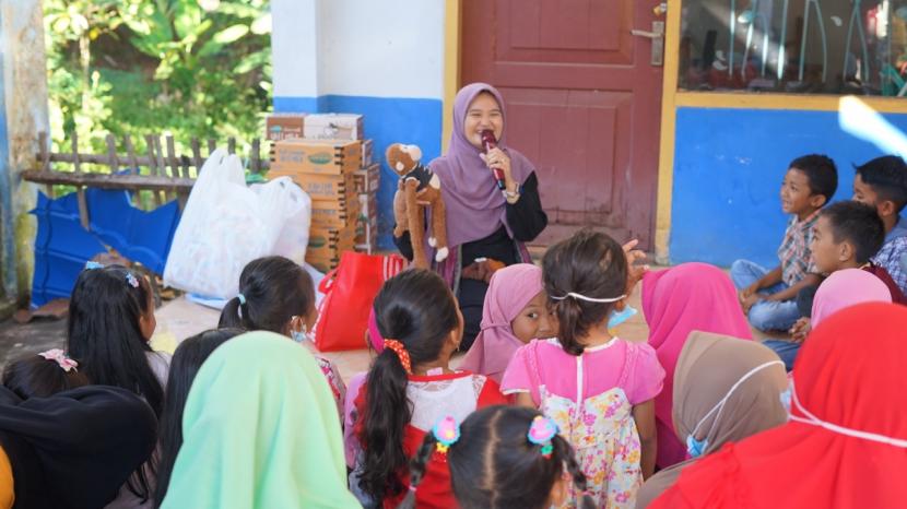 Mobil Kamis Membaca (KaCa) dan Bioskop Keliling (Bioling) Universitas Muhammadiyah Malang (UMM) hadir di Desa Sonowangi, Kecamatan Ampelgading, Kabupaten Malang.