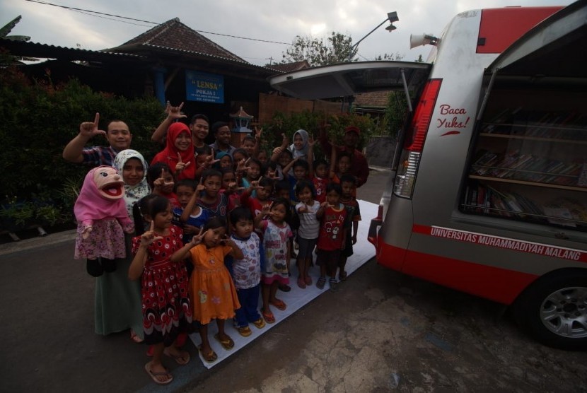 Mobil Kamis Membaca (Kaca) Universitas Muhammadiyah Malang (UMM) kembali melaksanakan kegiatan literasinya di Pondok Sinau, Desa Mojosari, Kepanjen, Malang.