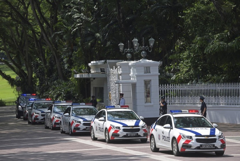 Mobil kepolisian berderet di depan Istana Presiden Singapura usai Presiden Donald Trump bertemu PM Singapura, Senin (11/6), menjelang pertemuannya dengan pemimpin Korut Kim Jong-un.