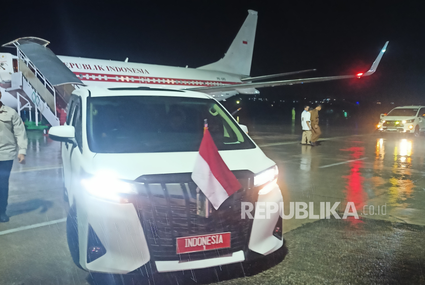 Mobil kepresidenan yang ditumpangi Prabowo Subianto di Bandara El Tari, Kupang, Nusa Tenggara Timur, Selasa (3/12/2024) malam WITA.