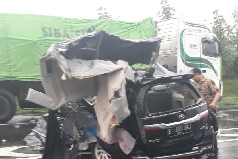 Mobil kijang Innova B 1170 GKJ yang ditumpangi rombongan istri Bupati Pidie mengalami kecelakaan di Jalan Tol Cipali, Jumat (8/12)