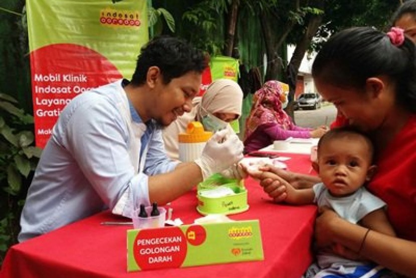  Mobil Klinik Indosat Oredoo dan Rumah Zakat kembali menggelar pemeriksaan kesehatan gratis di Jalan Gunung Latimojong 3 Kelurahan Gaddong Kecamatan Bontoala, Kota Makassar. 