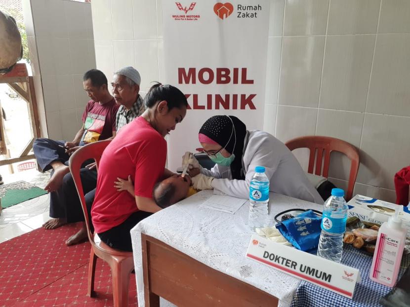 Mobil Klinik Wuling Motors dan Rumah Zakat kembali melaksanakan kegiatan Siaga Sehat di Kampung Ciheuleut Desa Cimulang Kecamatan Rancabungur Kabupaten Bogor.
