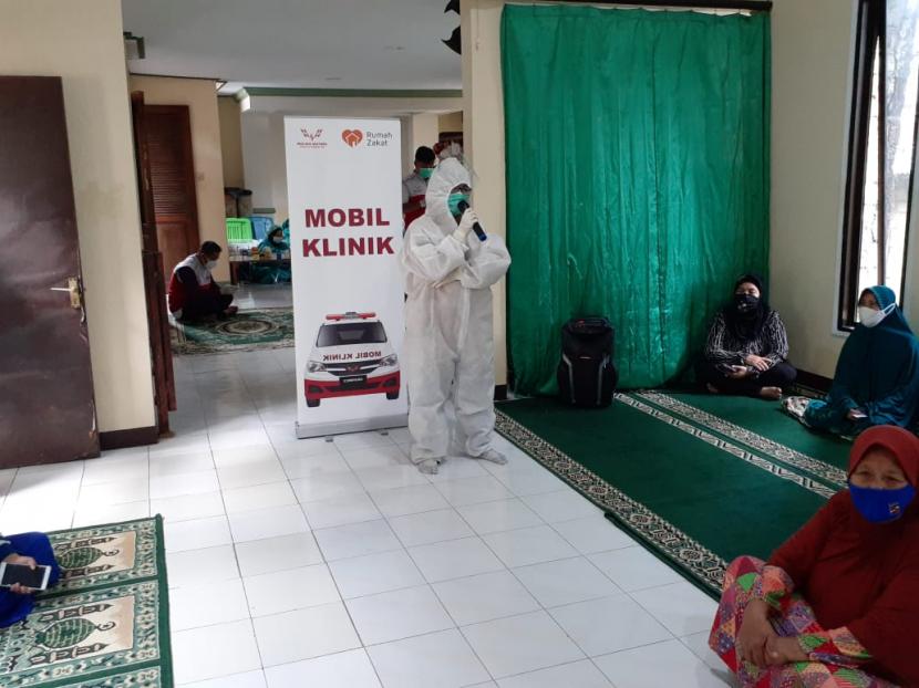 Mobil Klinik Wuling Motors dan Rumah Zakat kembali melaksanakan pelayanan kesehatan yang dilaksanakan di Majelis Al Barakah Kampung Sawah Tegal, RT 04 RW 10, Kecamatan Bogor Utara. 