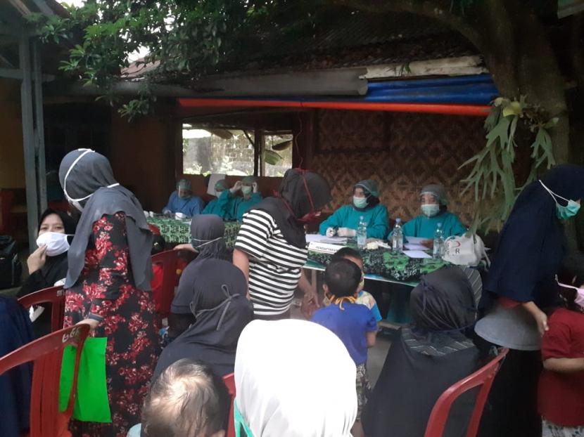 Mobil Klinik Wuling Motors dan Rumah Zakat kembali memberikan pelayanan kesehatan dan pengobatan gratis di Desa Pamoyanan 