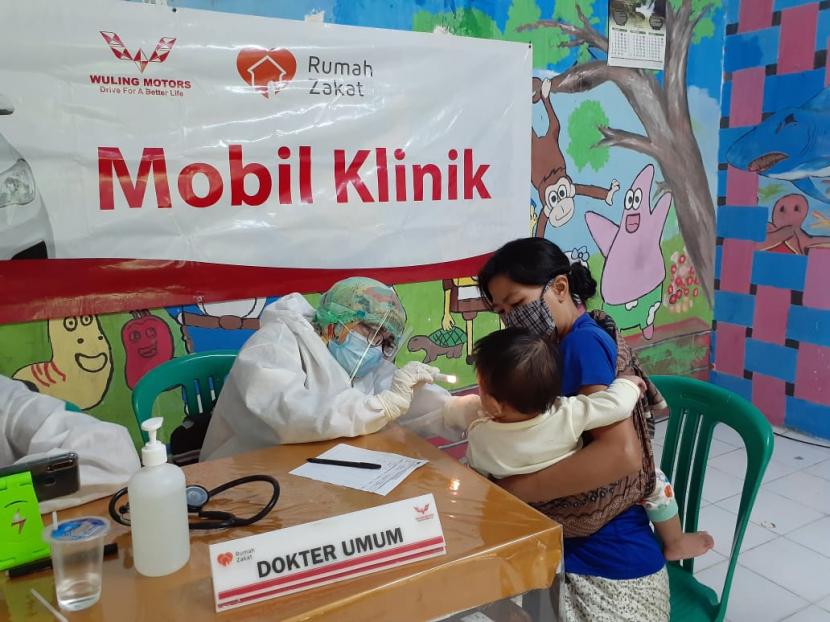 Mobil Klinik Wuling Motors dan Rumah Zakat melaksanakan kegiatan pelayanan kesehatan dan pengobatan gratis di di Masjid Baitul Sakinah RW 04 Kelurahan Cibogor, Kamis (29/10).