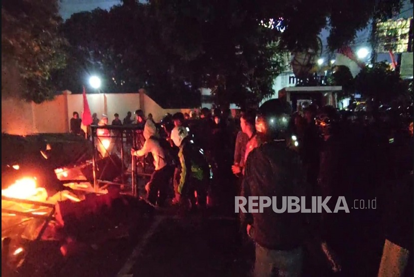 Mobil lantas di Mapolda DIY dibakar massa aksi, Jumat (29/8/2025).