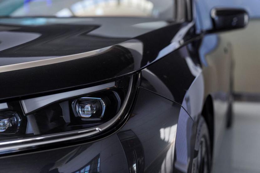 Mobil listrik BMW iX ditampilkan selama tur media di pabrik pembuat mobil Jerman BMW di San Luis Potosi, Meksiko, 3 Februari 2023.