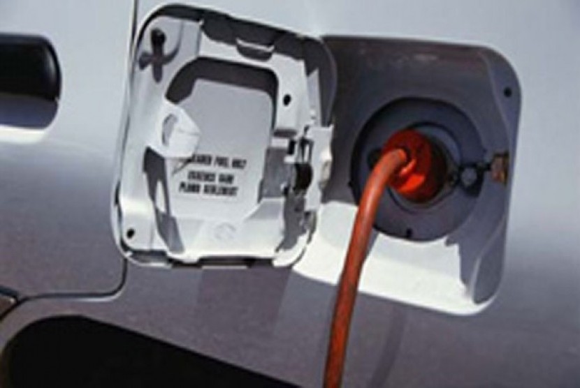 Mobil listrik di charge (ilustrasi)