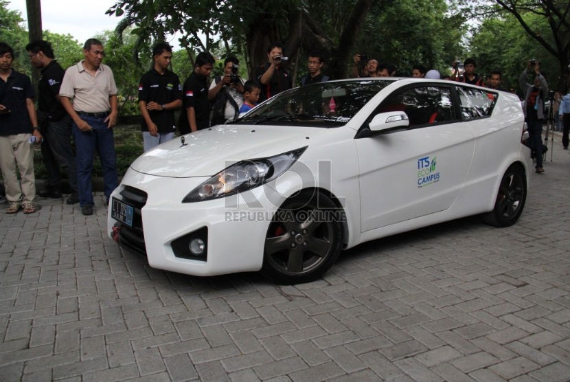 Mobil listrik EC-ITS 1.0 saat acara peluncuran di gedung Rektorat ITS, Sabtu (26/1) .   (Republika/Amri Amrullah)