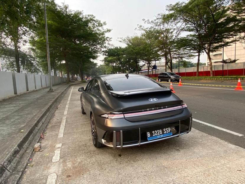 Mobil listrik Hyundai Ioniq 6. Ini beberapa alasan mengapa warga Korea belum sepenuhnya mau beralih ke mobil listrik.