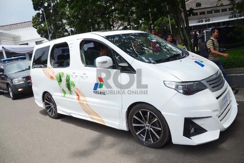 Mobil listrik jenis multi purpose van (MPV) di Balai Kota Bandung, Selasa (26/11).   (Republika/Edi Yusuf)