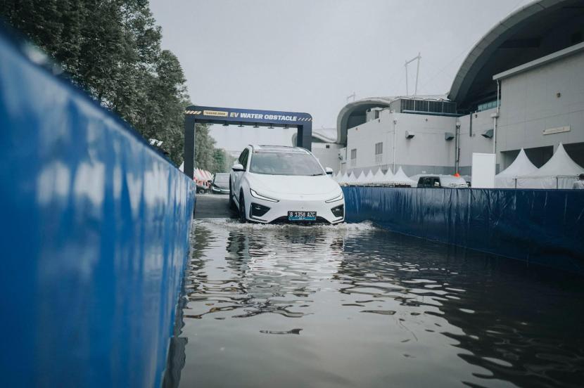 Mobil listrik Neta saat melintas di jalan dengan air tergenang.