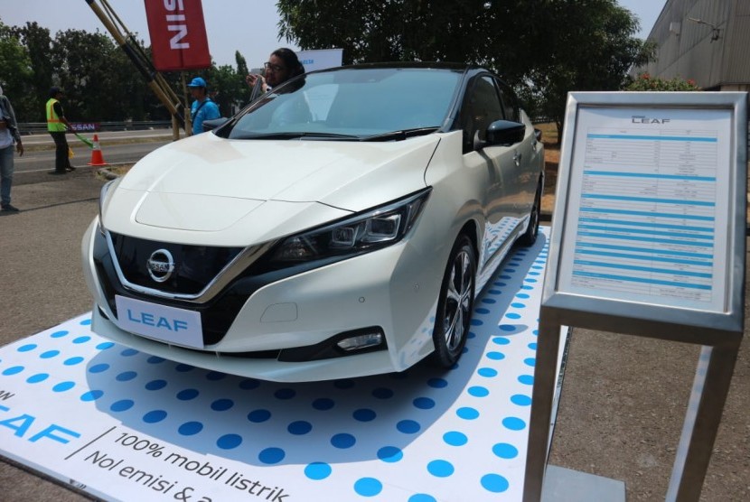 Mobil listrik Nissan Leaf.  Nissan menantang pengemudi profesional untuk nge-drift dengan mobil listriknya.