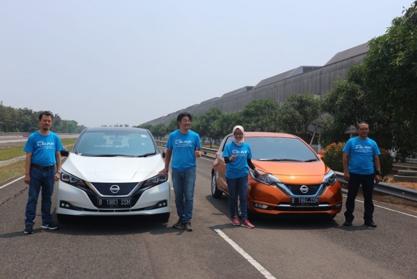 Mobil listrik Nissan Leaf (putih) dan mobil bertenaga E-Power Nissan Note (oranye metalik) saat uji coba mengemudi di Bridgestone Paving Ground Karawang, Jawa Barat, Senin (9/9).