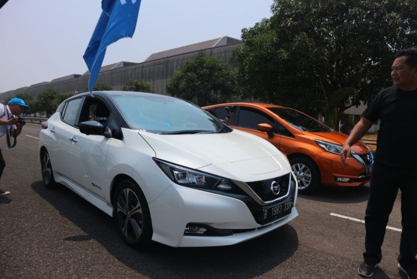Mobil listrik Nissan Leaf (putih) dan mobil bertenaga E-Power Nissan Note (oranye metalik) saat uji coba mengemudi di Bridgestone Paving Ground Karawang, Jawa Barat, Senin (9/9).