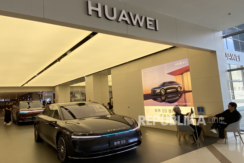 Mobil listrik Stelato S9T yang merupakan merek gabungan yang dikembangkan oleh BAIC dan Huawei dipamerkan di outlet Huawei di salah satu Pusat Perbelanjaan di Beijing, China, Ahad (31/8/2025).