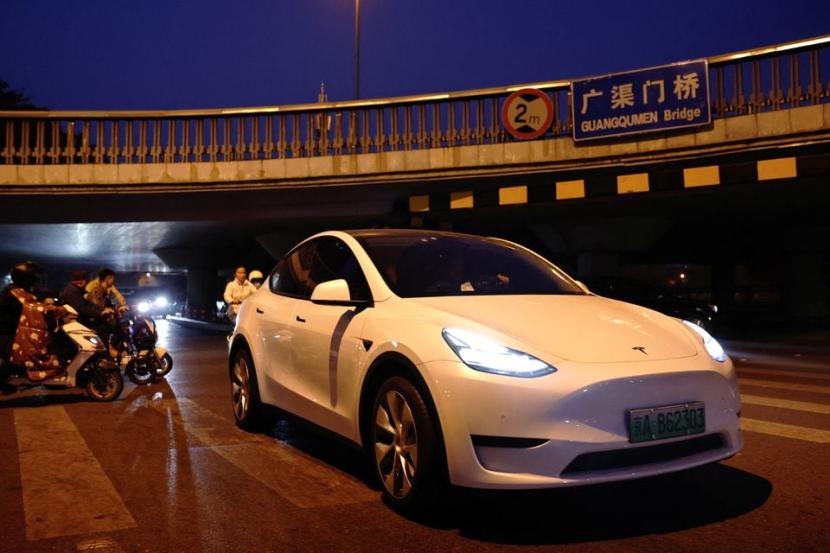 Mobil listrik Tesla melintas di jalan di Beijing, Cina 31 Oktober 2023. Penjualan Tesla buatan China turun sebanyak 17,8 persen. 