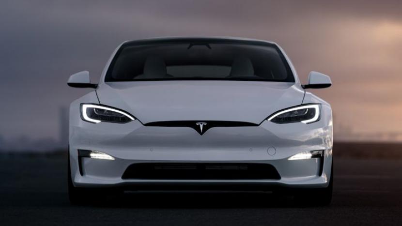 Mobil listrik Tesla Model S. Tidak semua kendaraan Tesla menggunakan LFP.