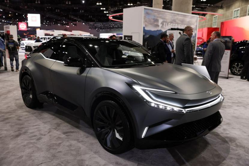 Mobil listrik Toyota bZ Compact SUV Concept ditampilkan di Los Angeles Auto Show di Los Angeles, California, AS, 17 November 2022.