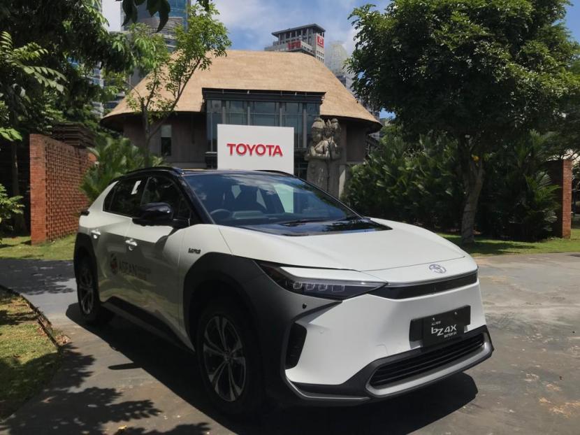 Mobil listrik Toyota bZ4X dipasarkan oleh PT Toyota Astra Motor sejak tahun lalu. Kini pemerintahmenetapkan Pajak Kendaraan Bermotor (PKB) untuk kendaraan listrik berbasis baterai milik pribadi sebesar 0 persen.