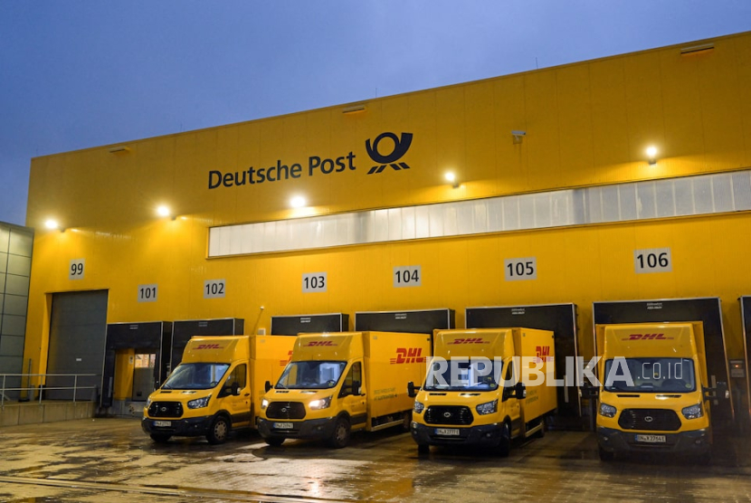 Mobil logistik DHL berbaris di pusat distribusi grup pos dan logistik Jerman Deutsche Post DHL di Hamburg, Jerman, 8 Desember 2022.