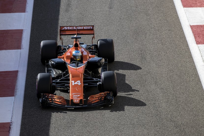 McLaren memandang mobil 