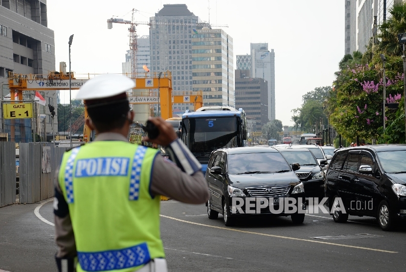 Mobil melintas di Jalan MH. Thamrin Jakarta Pusat saat pemberlakuan uji coba Ganjil Genap, Kamis (4/8).