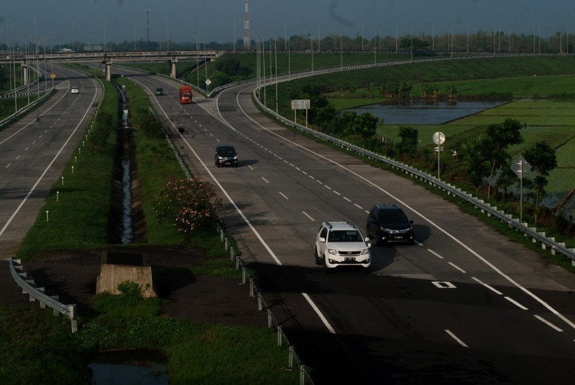 Mobil melintas di jalan tol di Jawa Timur 