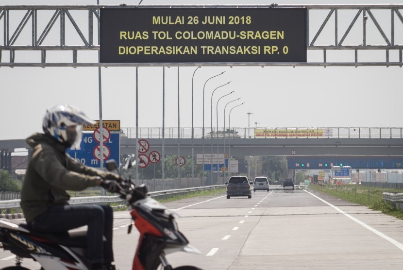 Mobil memasuki ruas jalan tol Solo-Sragen melalui Gerbang Tol Colomadu, Karanganyar, Jawa Tengah, Selasa (3/7).