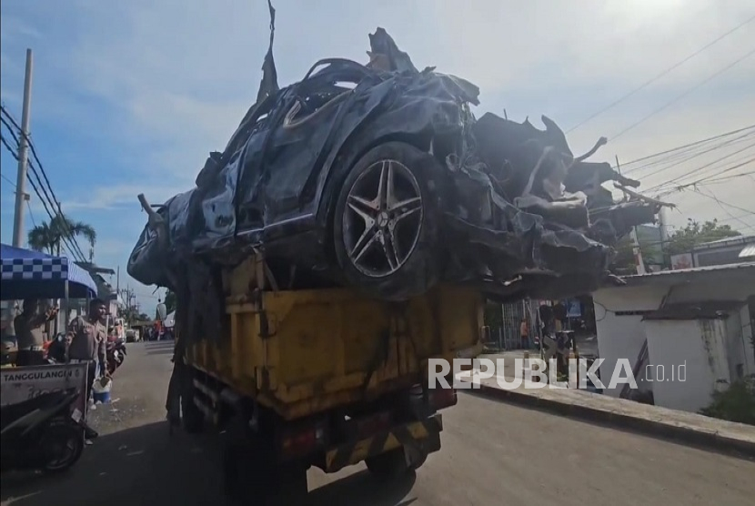 Mobil mewah diduga jenis Mercedes-Benz yang dievakuasi dari reruntuhan bangunan mushala Pondok Pesantren (Ponpes) Al Khoziny.