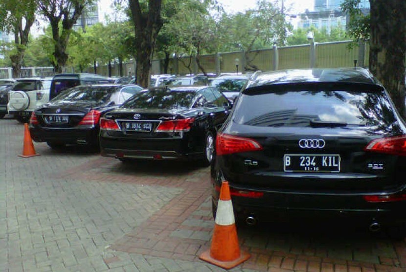 Mobil mewah mantan ketua Mahkamah Konstitusi Akil Mochtar diparkir di KPK, Jakarta, Rabu (9/10)