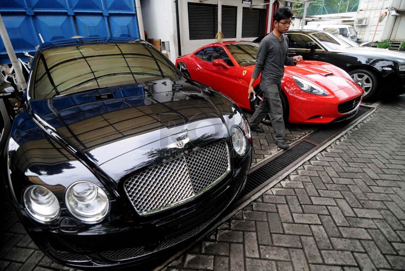   Mobil mewah milik Tubagus Chaeri Wardana yang disita dan diparkir di halaman KPK, Jakarta, Selasa (28/1). ( Republika/ Wihdan)