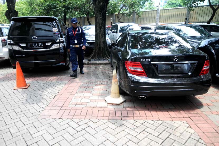   Mobil mewah milik Tubagus Chaeri Wardhana alias Wawan yang disita oleh KPK, Jakarta, Selasa (11/2).    (Republika/ Wihdan)