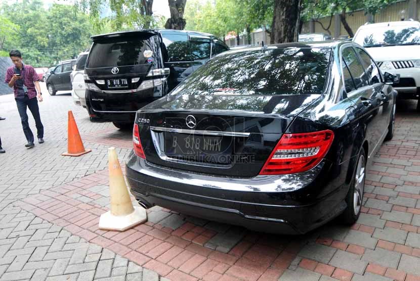  Mobil mewah milik Tubagus Chaeri Wardhana alias Wawan yang disita oleh KPK, Jakarta, Selasa (11/2).    (Republika/ Wihdan)