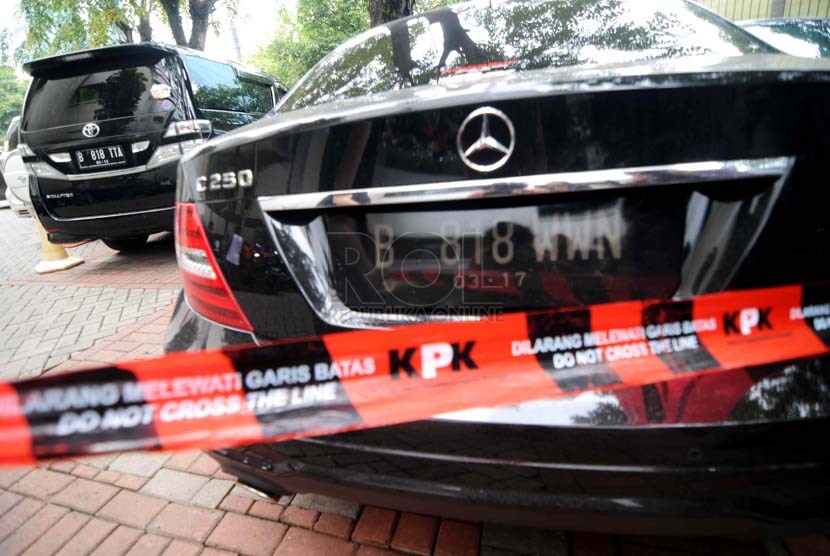  Mobil mewah milik Tubagus Chaeri Wardhana alias Wawan yang disita oleh KPK, Jakarta, Selasa (11/2).    (Republika/ Wihdan)