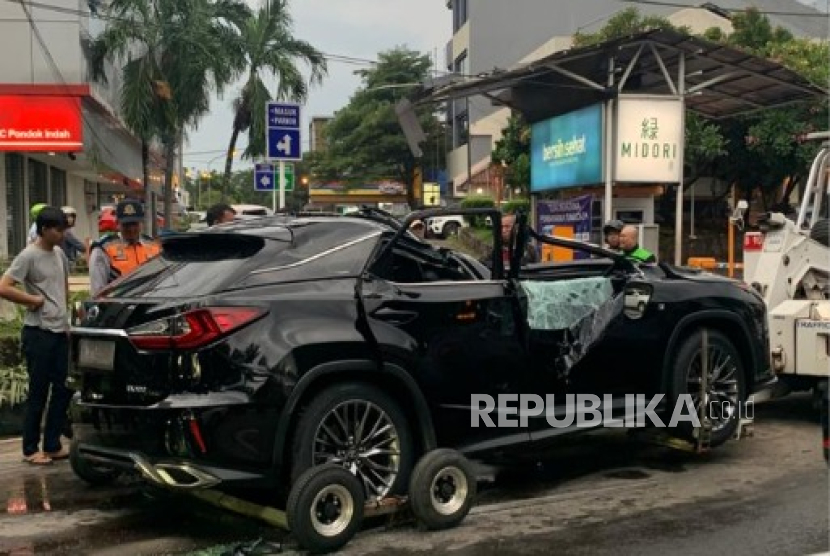 Pengemudi Mobil Mewah Meninggal Usai Tertimpa Pohon Tumbang di Pondok Indah