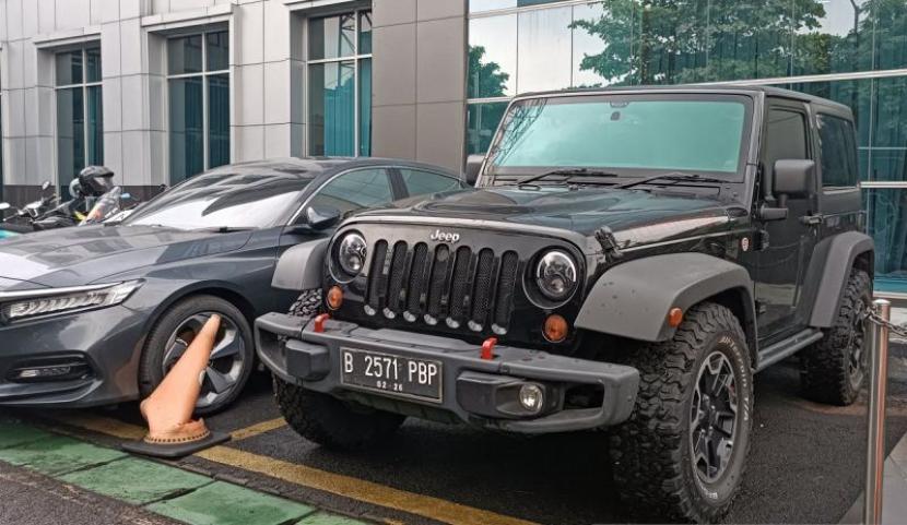 Mobil mewah Rubicon milik Mario Dandy berada di halaman Kantor Kejari Jakarta Selatan, Rabu (24/4/2024).