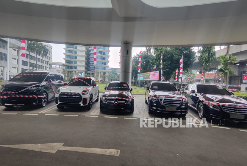 Mobil mewat terafiliasi Riza Chalid yang disita oleh Kejagung.