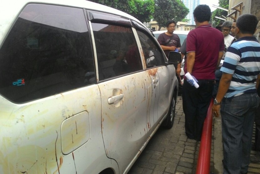 Mobil milik Hermansyah, pakar IT dari ITB yang menjadi korban pembacokan orang tak dikenal, Ahad (9/7). Mobil ini menjadi barang bukti dari kasus kekerasan tersebut (Ilustrasi)