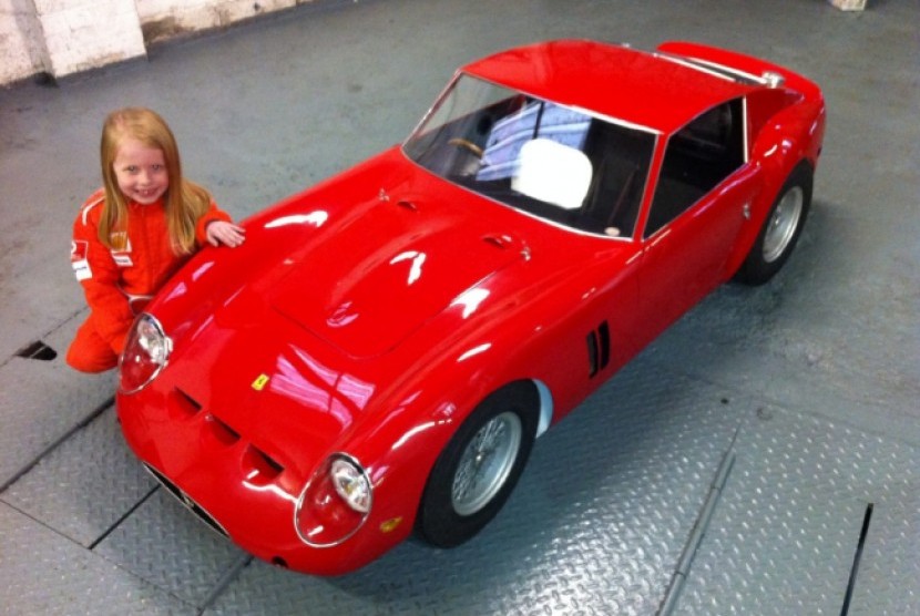 Mobil mini Ferrari untuk Scarlett Gurr