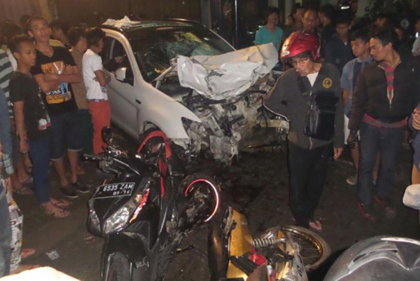 Mobil Mitsubishi Outlander terlihat hancur setelah menabrak enam sepeda motor dan satu mobil di Jalan Arteri Pondok Indah, Selasa (20/1) malam