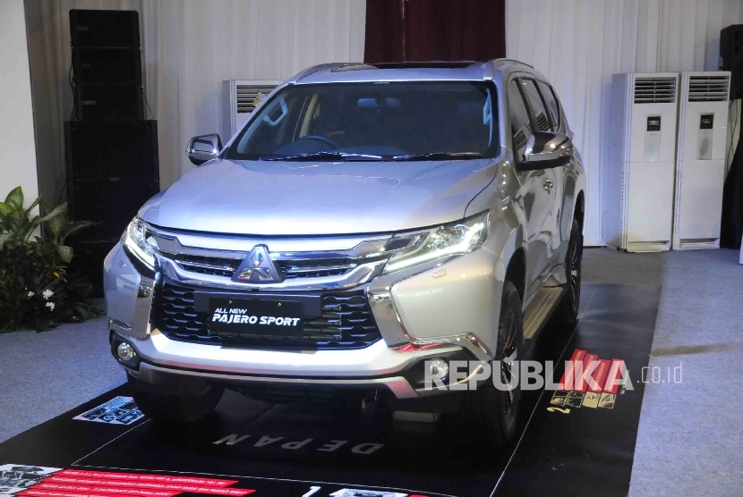  Mobil Mitsubisi All New Pajero Sport saat uji coba di BizPark, Kuningan, Jakarta, Kamis (25/2).