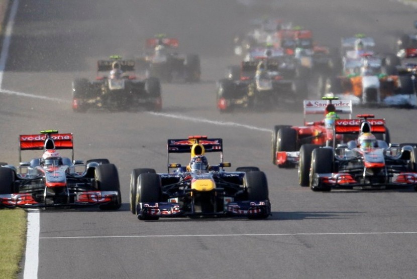 Mobil-mobil balap F1 saat berlaga di lintasan.