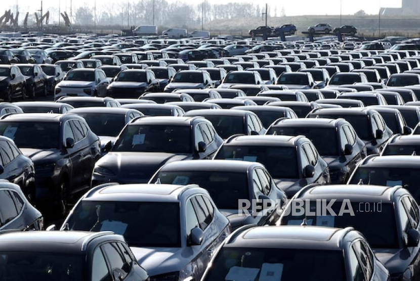 Mobil-mobil baru, di antaranya kendaraan listrik perusahaan China BYD, terlihat diparkir di pelabuhan Zeebrugge, Belgia, 24 Oktober 2024.