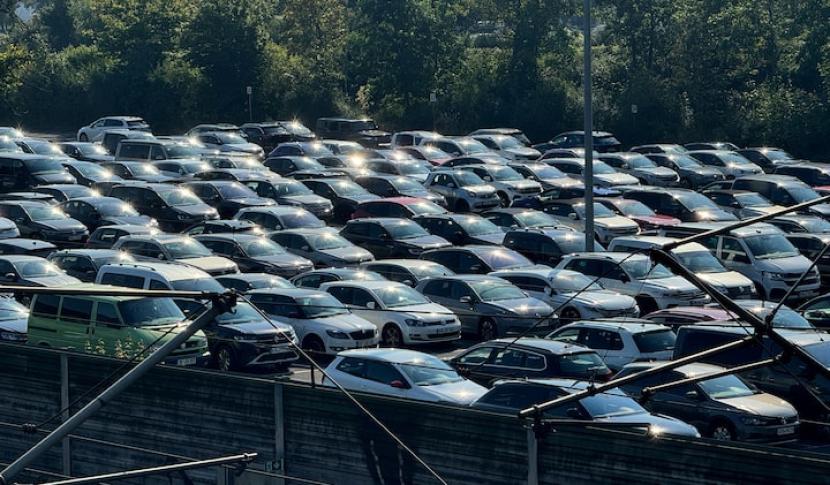 Mobil-mobil diparkir di dekat pembangkit listrik pabrik Volkswagen di Wolfsburg, Jerman, 4 September 2024. 