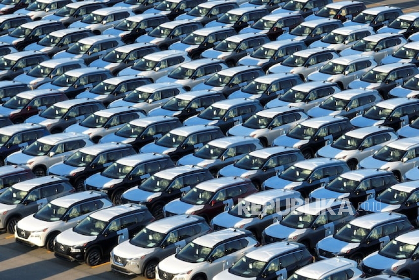 Mobil-mobil Nissan baru diparkir berderet setelah tiba dengan kapal di Pulau Annacis di Delta, British Columbia, Kanada, 31 Juli 2023.