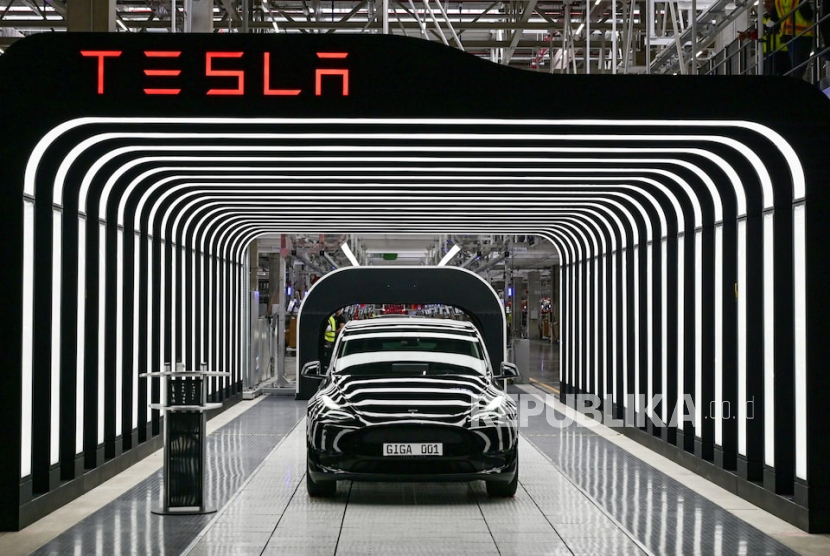 Mobil Model Y dalam upacara pembukaan Tesla Gigafactory baru untuk mobil listrik di Gruenheide, Jerman, 22 Maret 2022. 