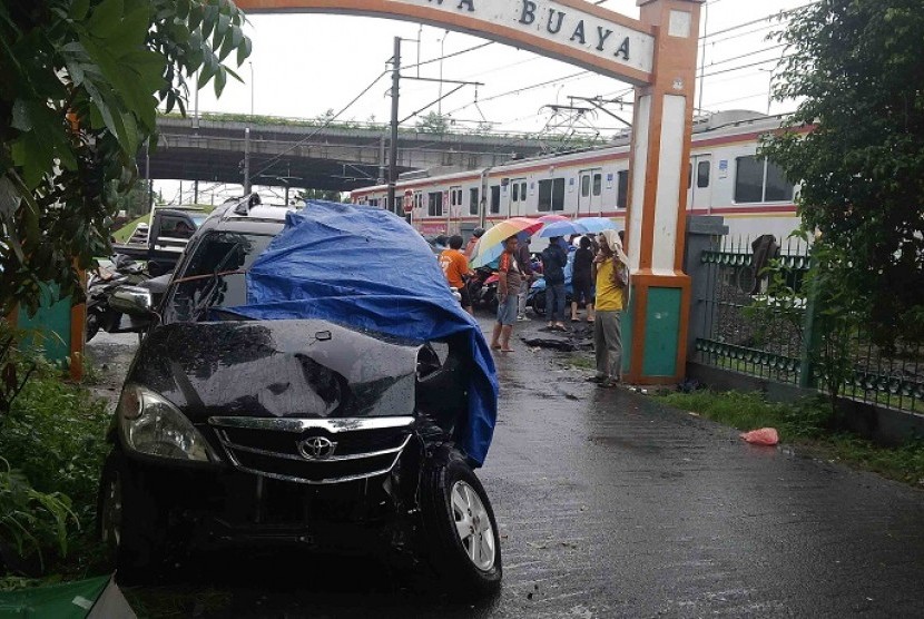 Mobil MPV yang tertabrak kereta diperlintasan Duri Kosambi dekat Stasiun Rawa Buaya, Sabtu (27/12).